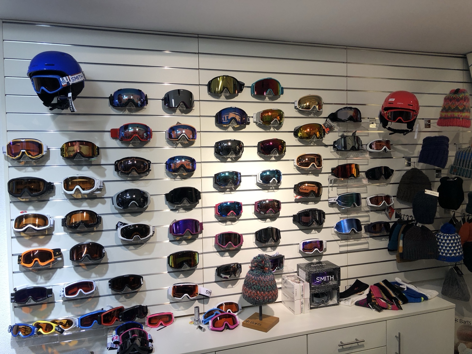 Skibrillen und Helme im Shop
